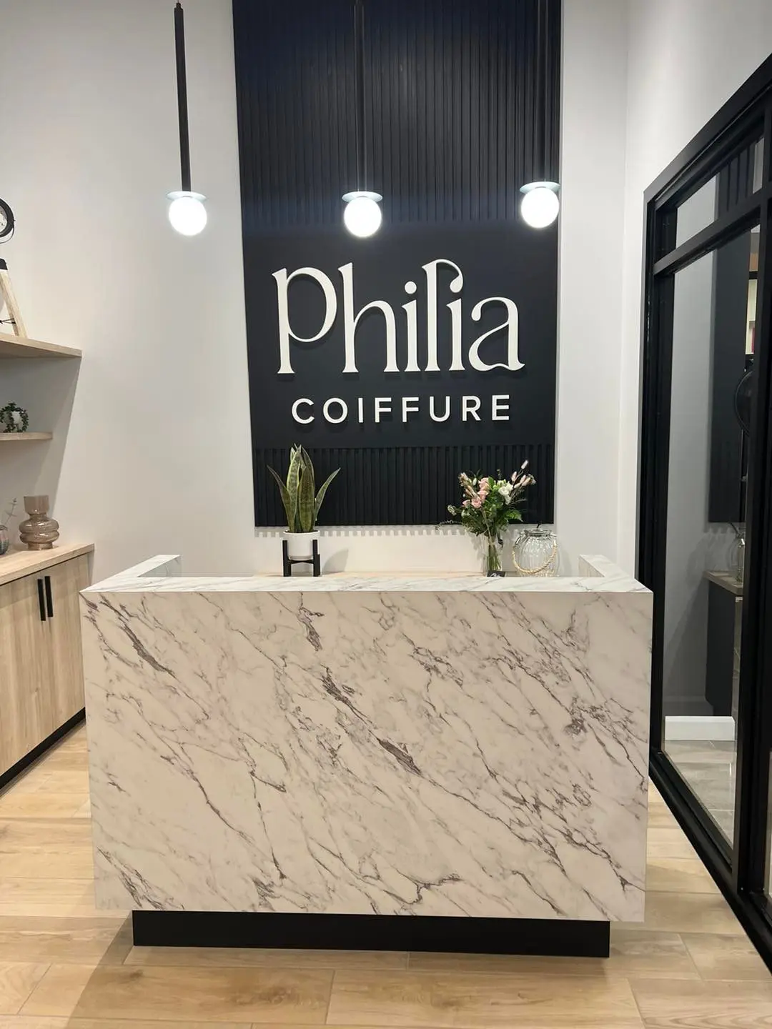 Réception en marbre du salon Philia Coiffure